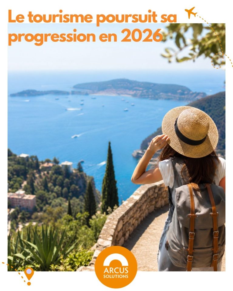Une voyageuse contemple la Méditerranée depuis un sentier du littoral, illustration de la progression du tourisme en 2026