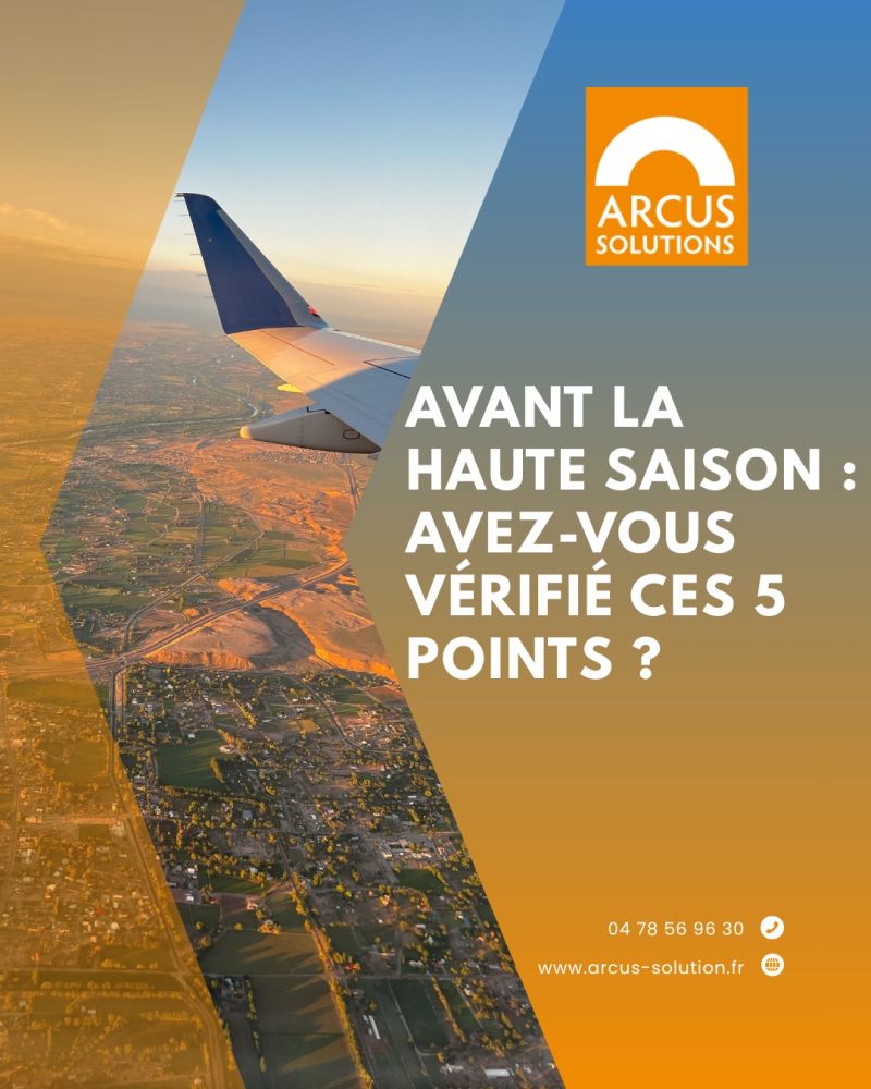 Aile d’avion au-dessus d’un littoral au coucher du soleil : avant la haute saison, avez-vous vérifié ces points ?